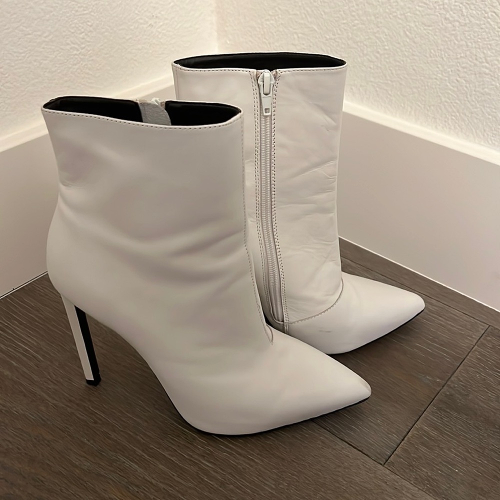 Tony Bianco “Freddie” White boots size 8